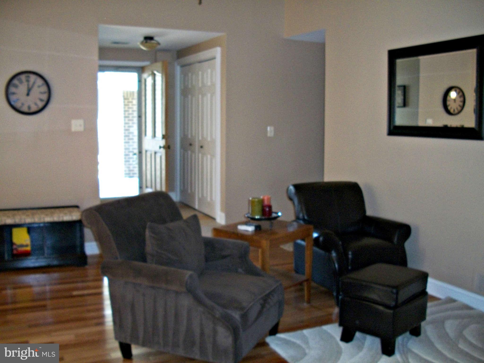 4439 Flintstone Road Alexandria, VA 22306 - Photo 9 of 29 Living Room
