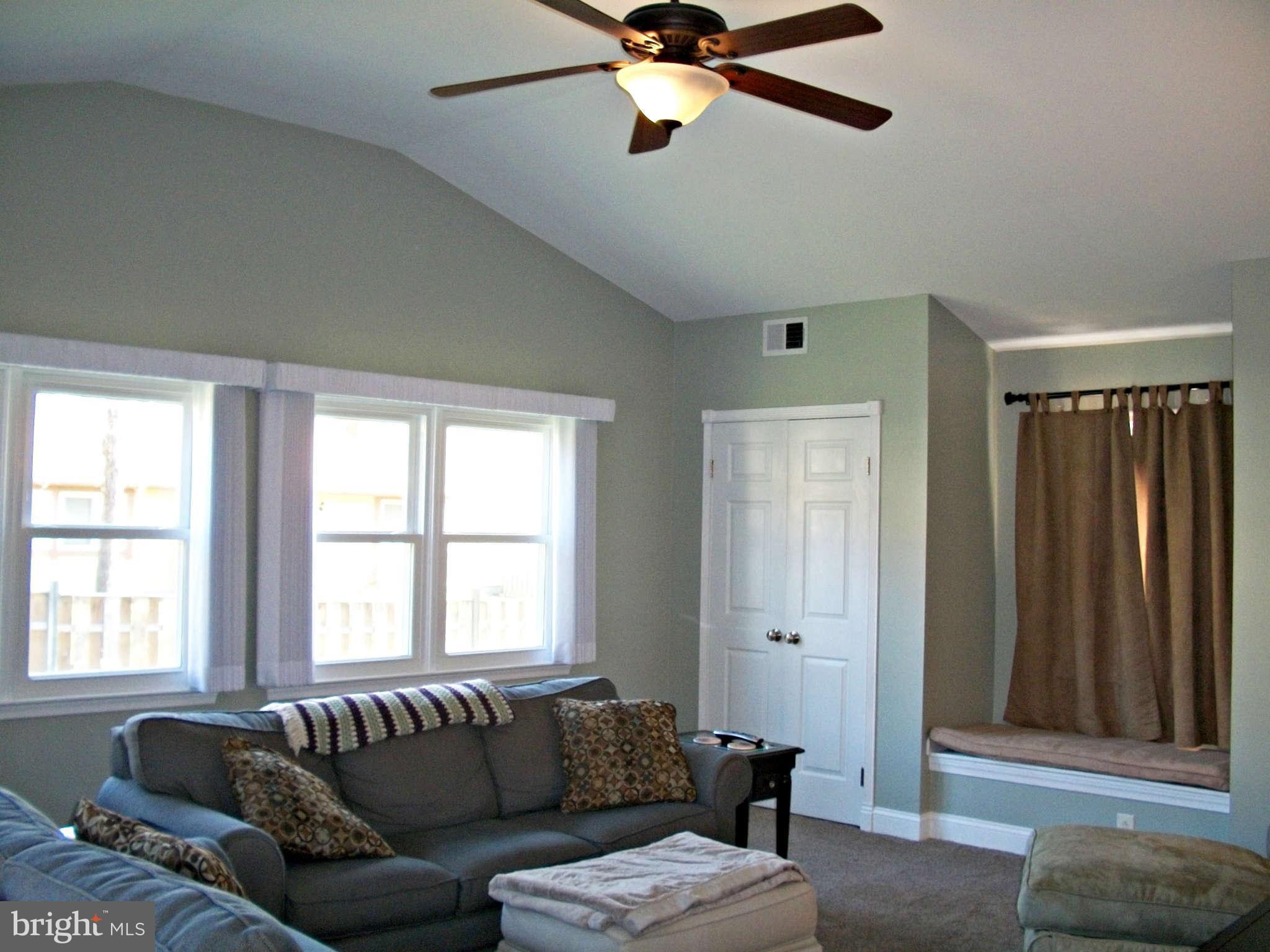 4439 Flintstone Road Alexandria, VA 22306 - Photo 10 of 29 Family Room