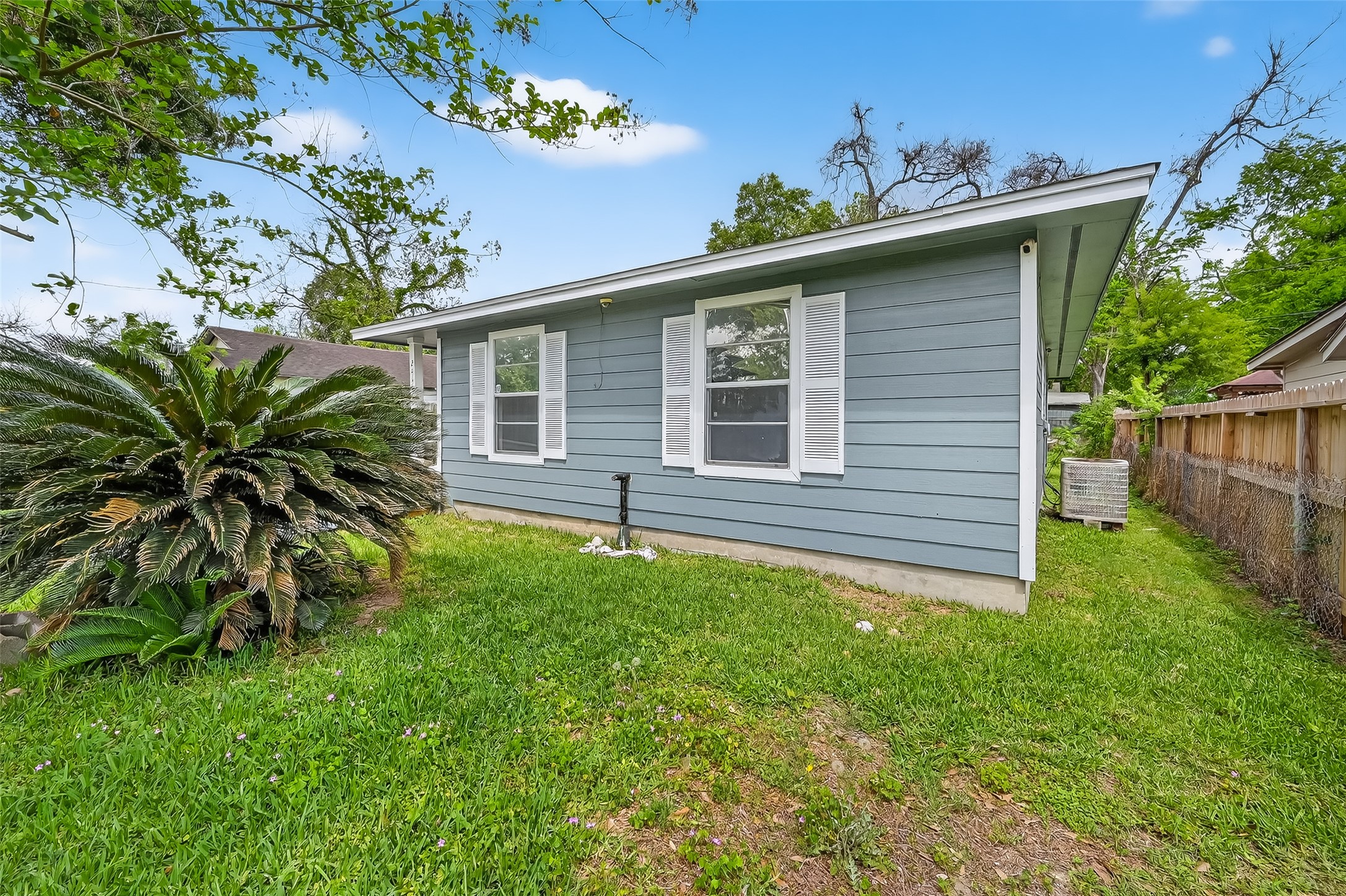 2446 Mayview Drive Houston, TX 77091 - Photo 2 of 34
