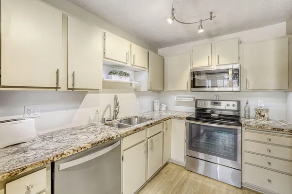 $185,000 | 7601 West 101st Street, Unit 312, Bloomington, MN 55438