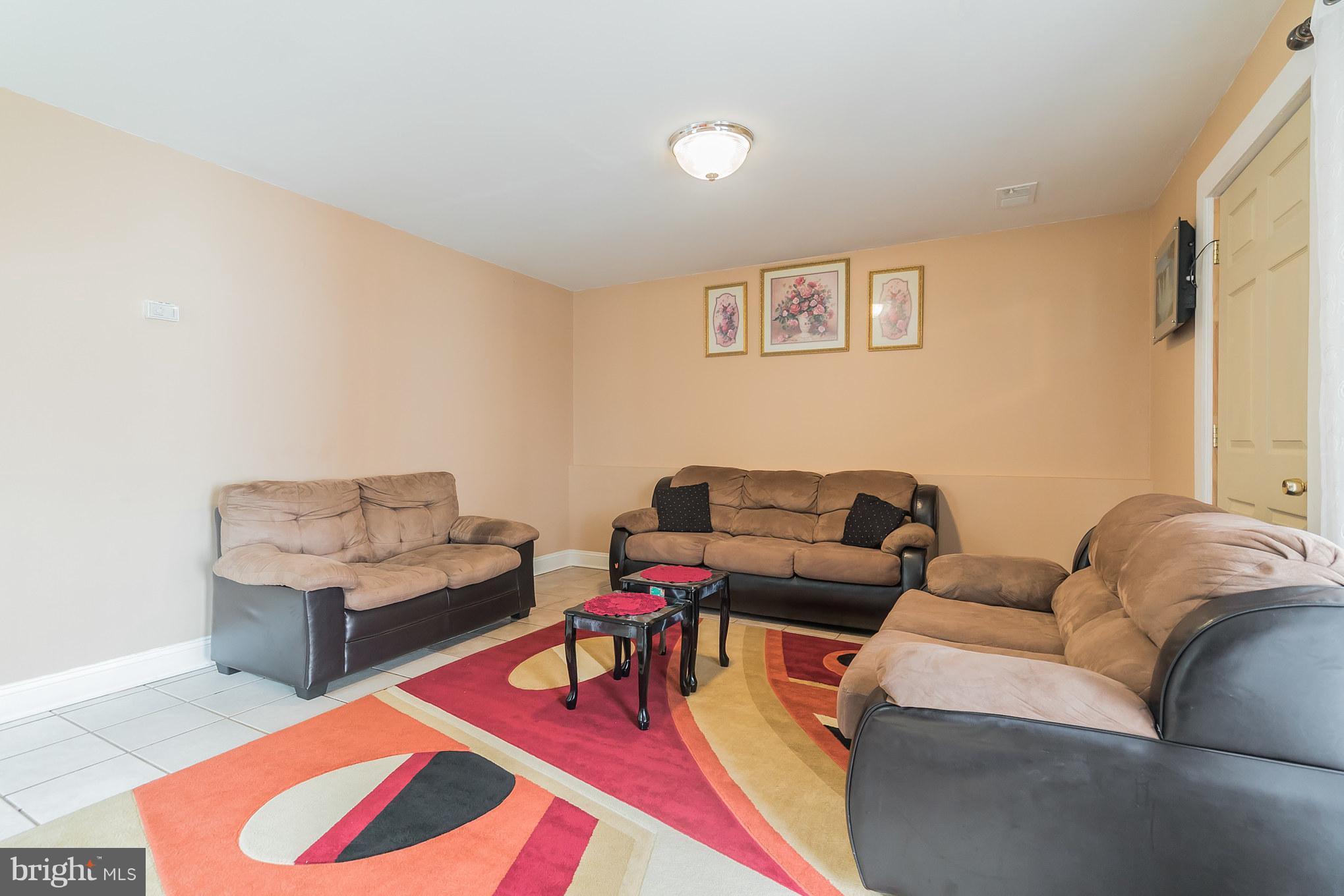 9383 Taney Road Manassas, VA 20110 - Photo 5 of 24 Living Room