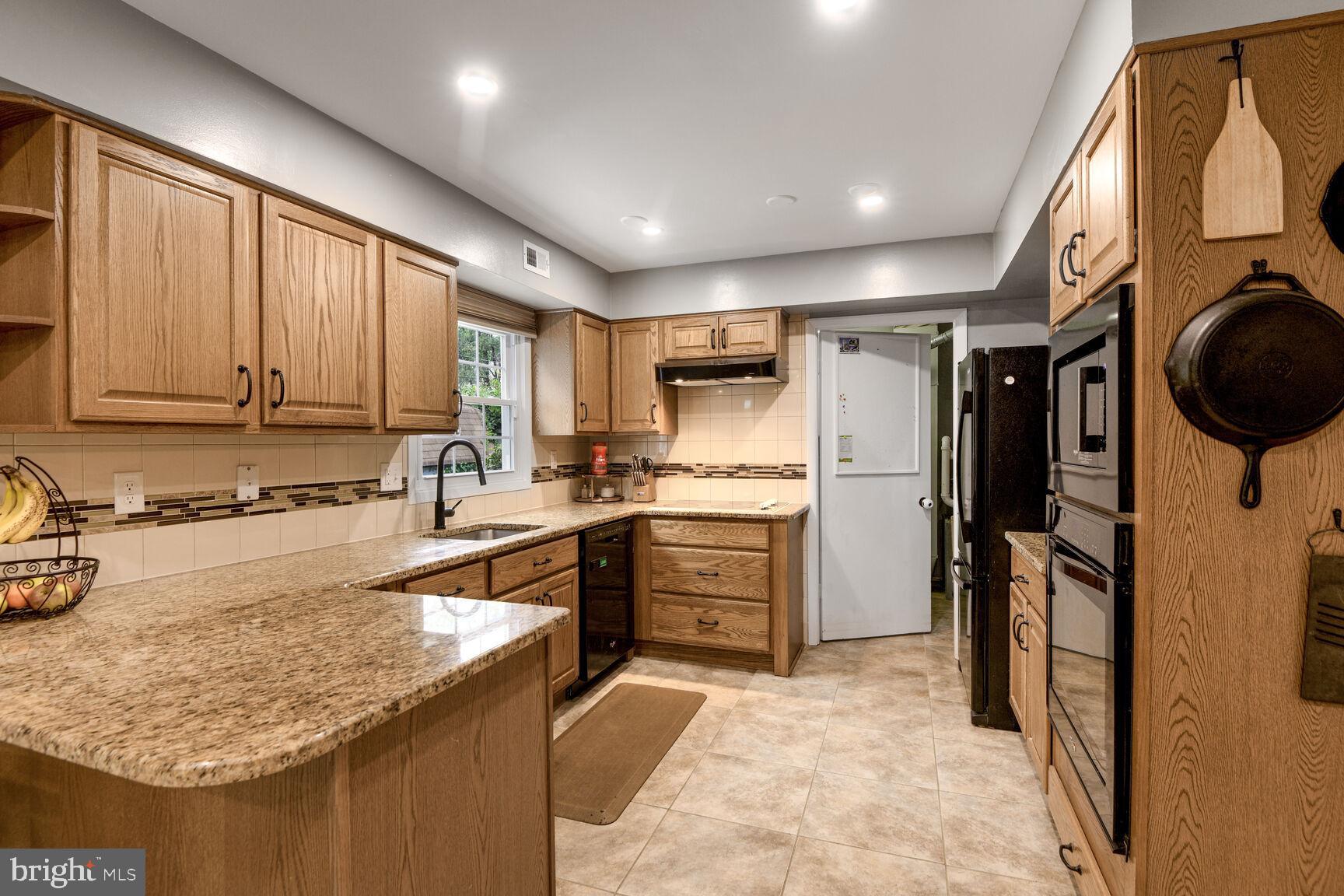 4918 Ridgeview Lane Bowie, MD 20715 - Photo 12 of 30 Granite Countertops in Kitchen