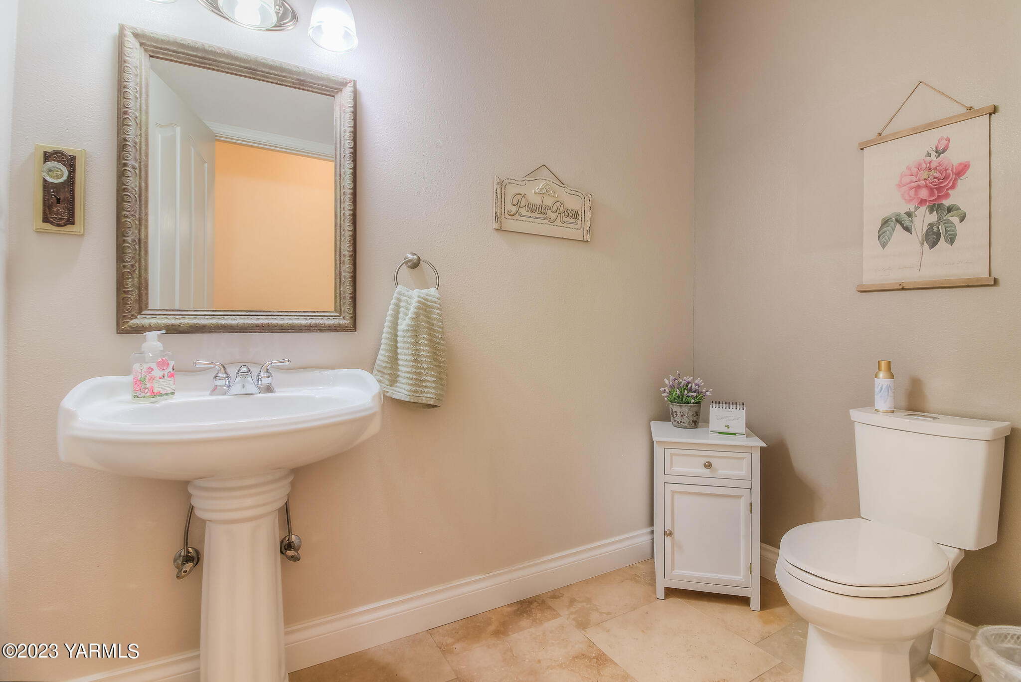 893 Charvet Road Grandview, WA 98930 - Photo 22 of 44 a bathroom with a sink mirror and toilet