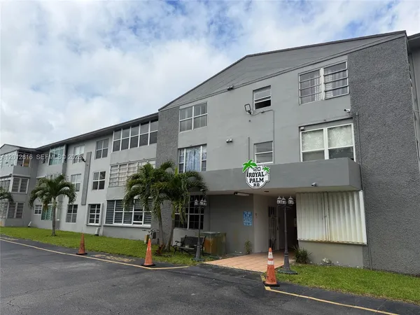 $2,050 | 120 Royal Palm Road, Unit 301, Hialeah Gardens, FL 33016