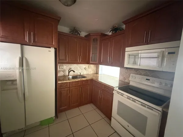 $2,050 | 120 Royal Palm Road, Unit 301, Hialeah Gardens, FL 33016