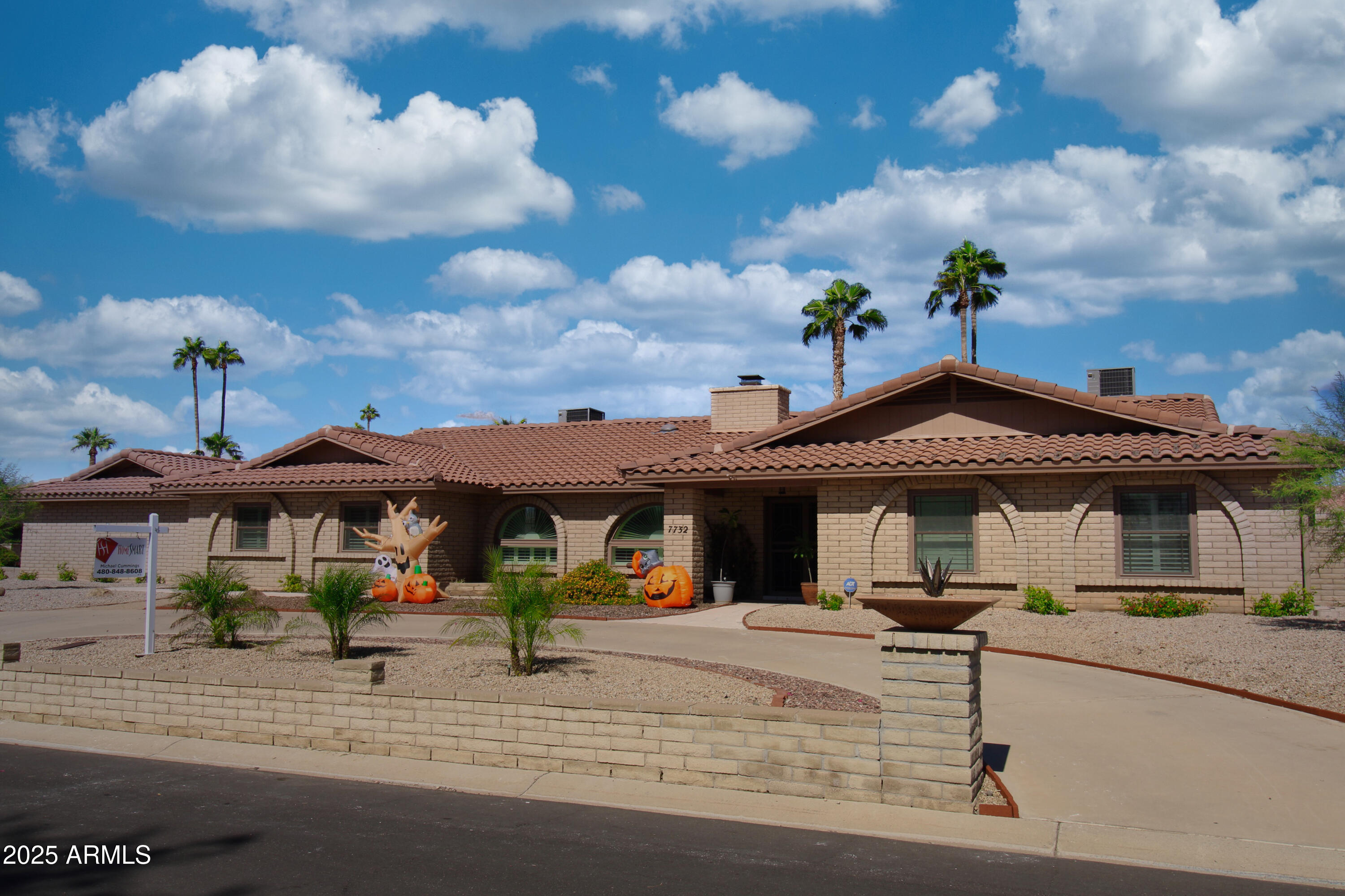 7732 West Wagoner Road Glendale, AZ 85308 - Photo 40 of 41 a view of a white house with a fountain and a table and chairs