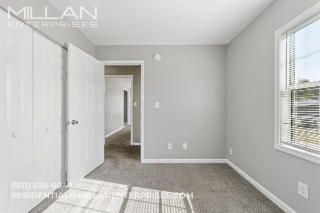 a view of entryway with window