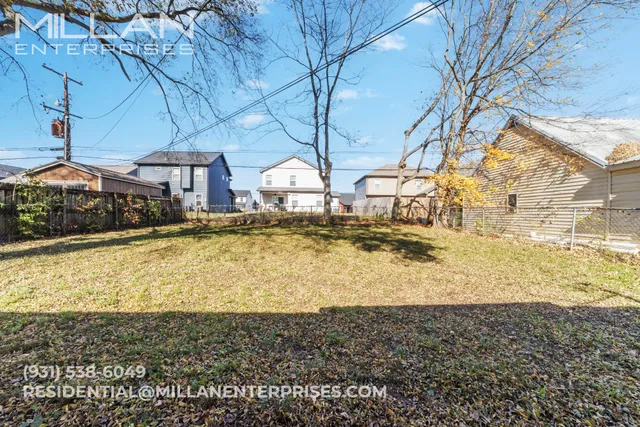 a view of a yard with a house