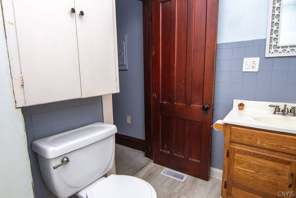 87 Nelson Street Auburn, NY 13021 - Photo 30 of 38 Upstairs Bathroom