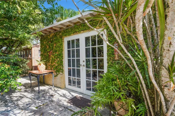 $5,550 | 521 Northeast 74th Street, Miami, FL 33138