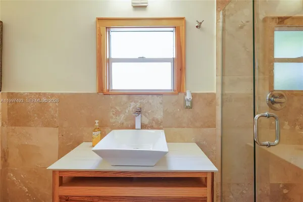 $5,550 | 521 Northeast 74th Street, Miami, FL 33138