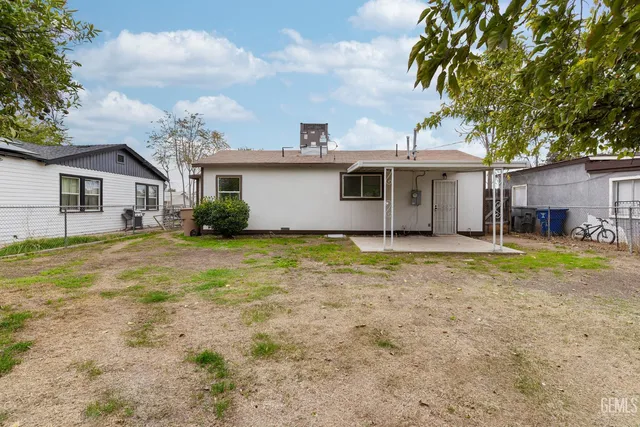 a house view with a backyard space