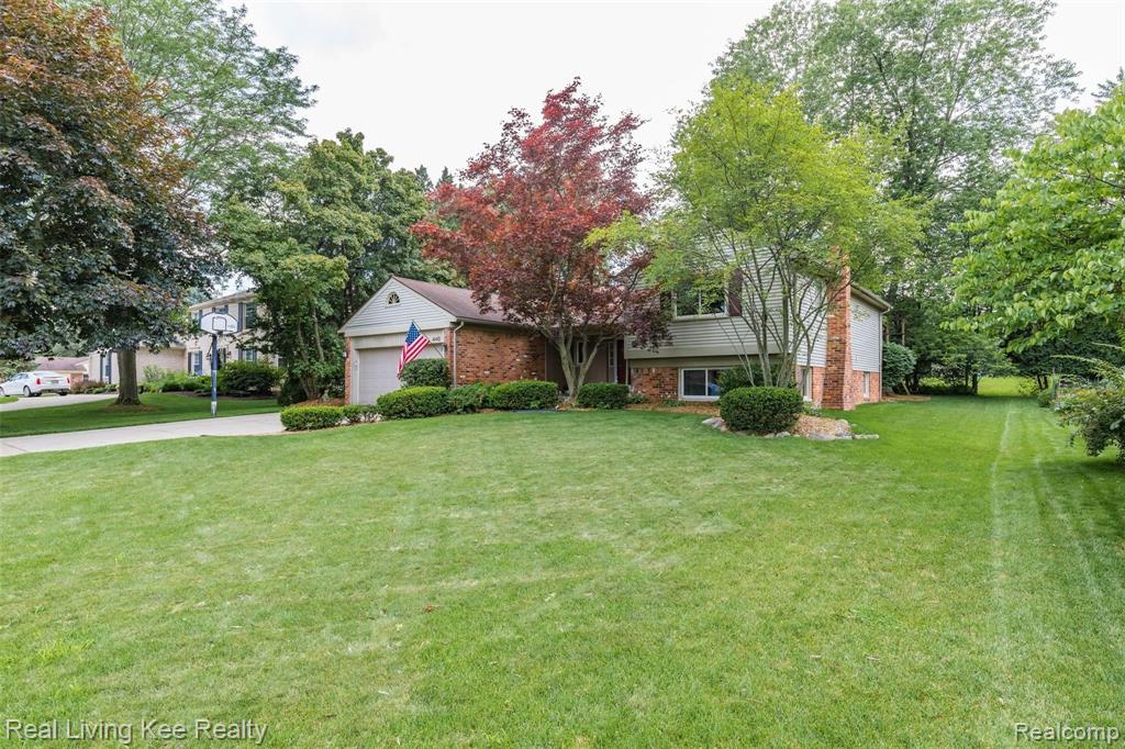 440 Lake Forest Road Rochester Hills, MI 48309 - Photo 2 of 32