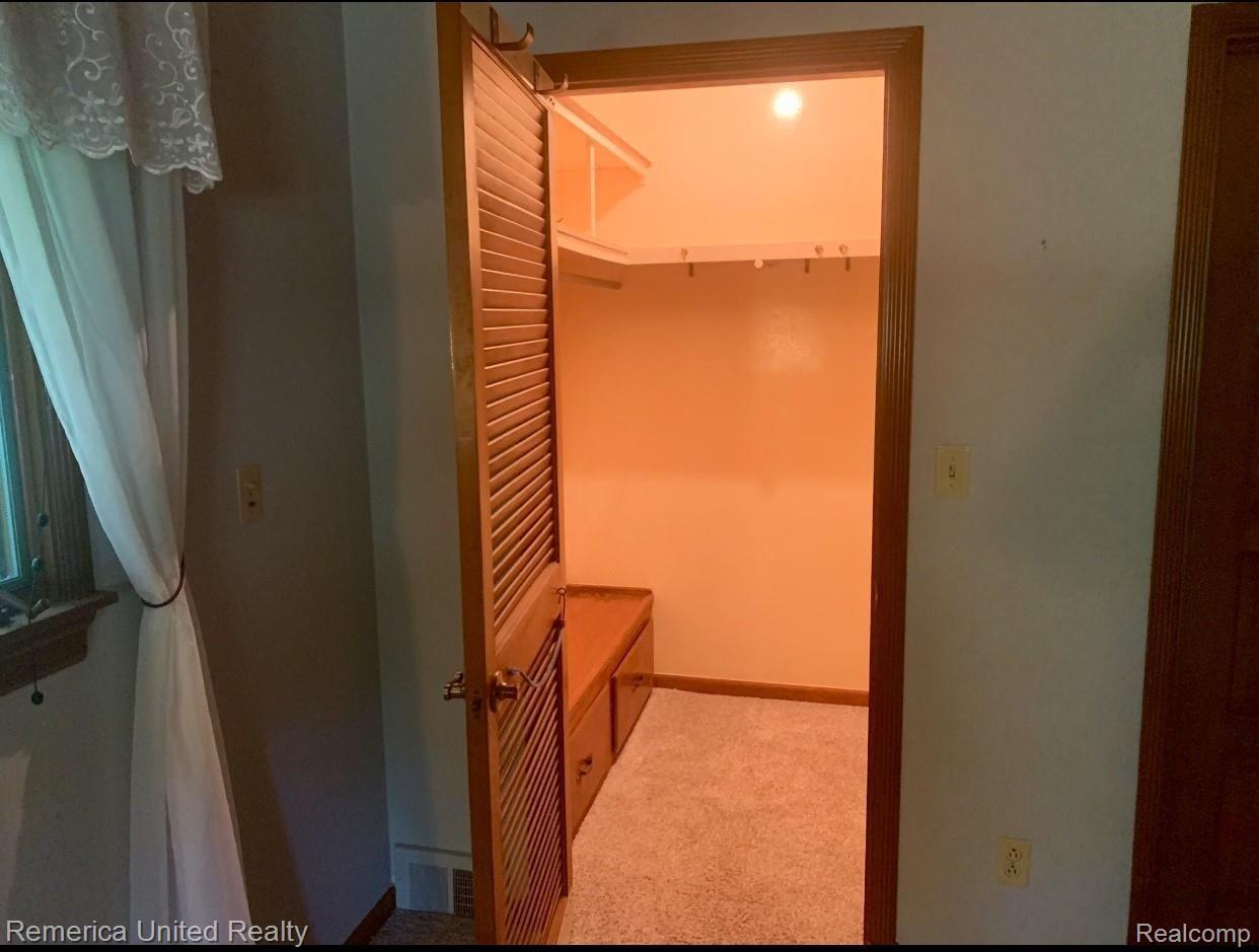 3939 County Line Road Casco, MI 48064 - Photo 25 of 38 MasterCloset (1).JPG