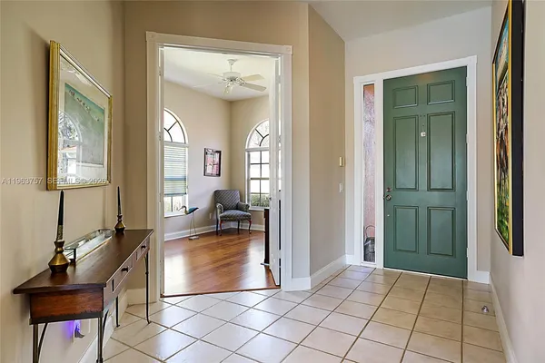 a view of an entryway with a livingroom