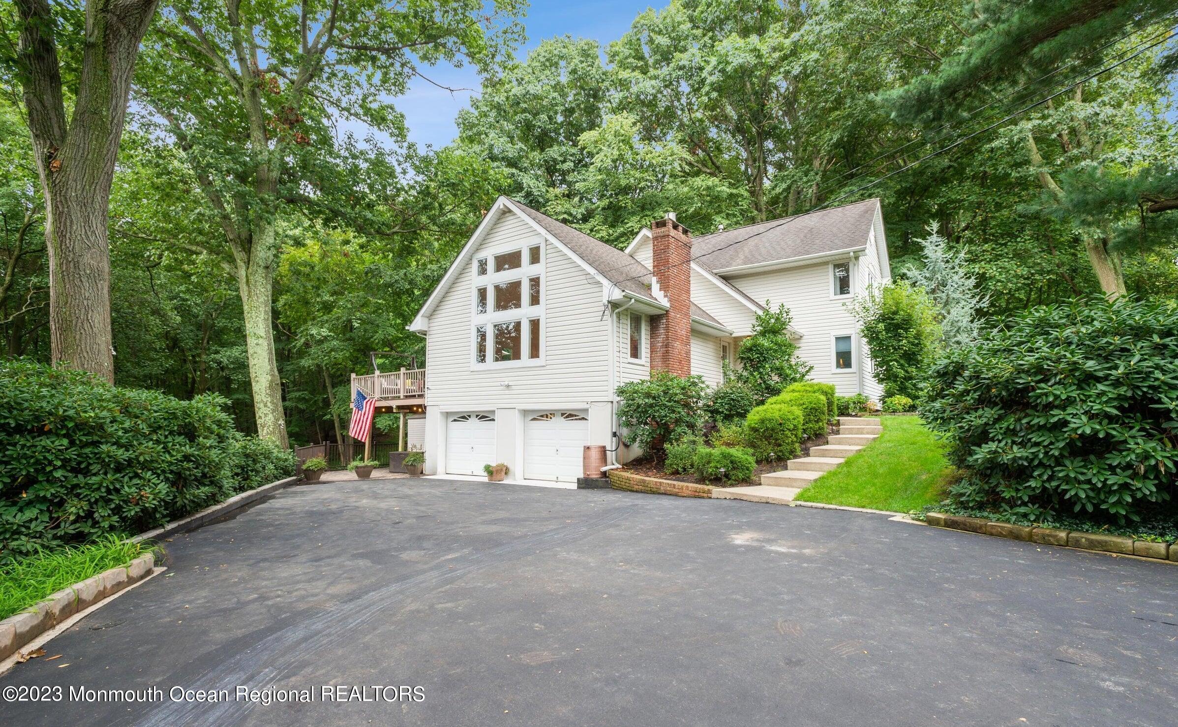 a view of a house with backyard and garden
