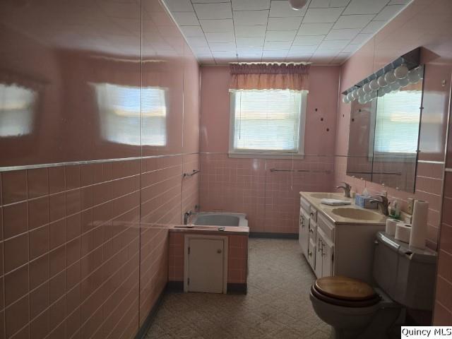 118 South Fayette Street Carthage, IL 62321 - Photo 21 of 32 a bathroom with a sink a toilet and a tub