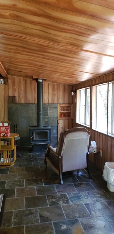 800 Covered Bridge Road Rogue River, OR 97537 - Photo 5 of 25 a living room with furniture