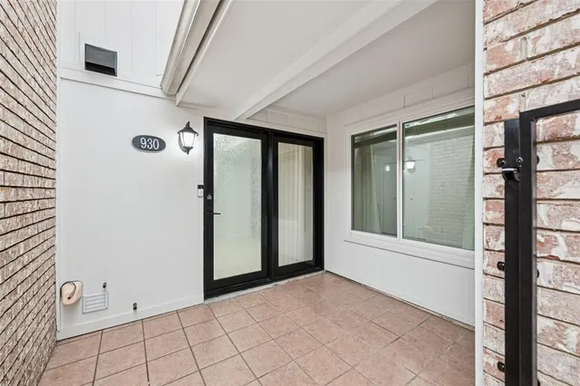 $424,900 | 930 Shady Creek Lane, Bedford, TX 76021