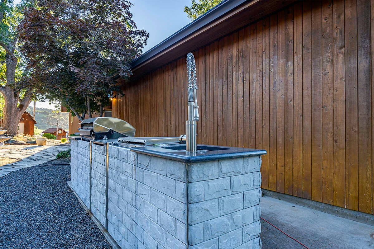 3960 Independence School Road Medford, OR 97501 - Photo 22 of 47 DSC07444-HDR-Edit
