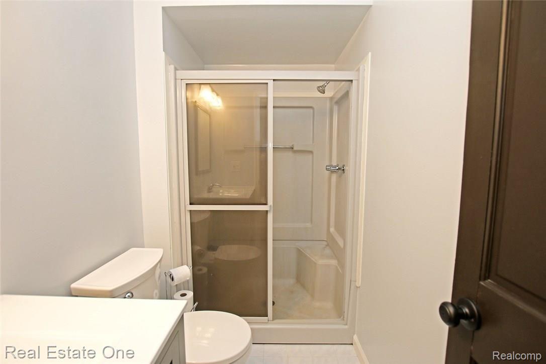371 South Baldwin Road Oxford, MI 48371 - Photo 24 of 51 25) Master Suite.jpg