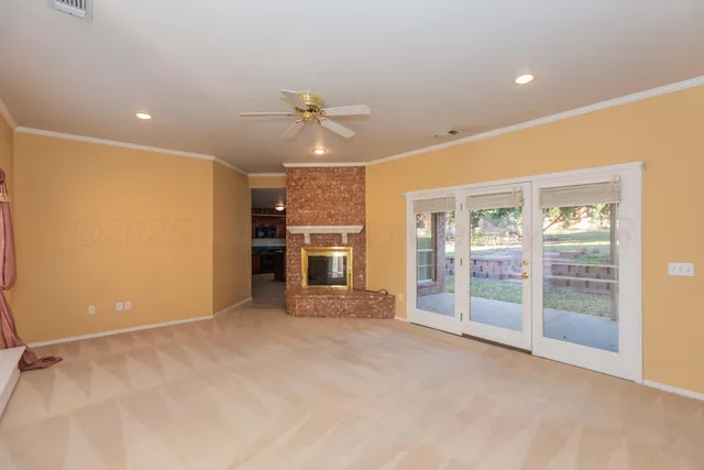 a view of a livingroom with a ceiling fan