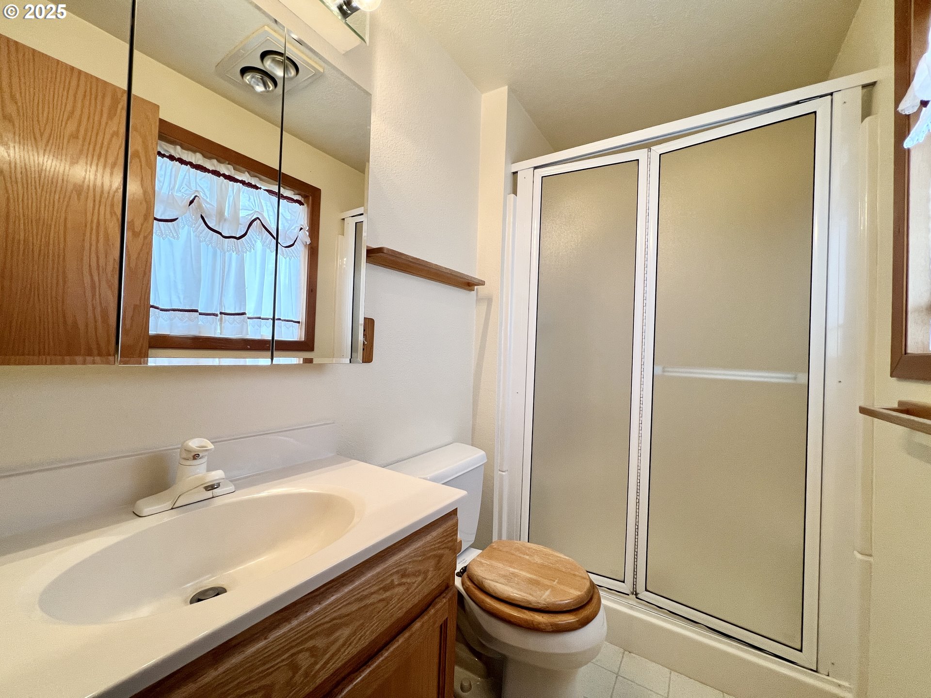 185 Rock Street Heppner, OR 97836 - Photo 22 of 25 a bathroom with a sink and a mirror