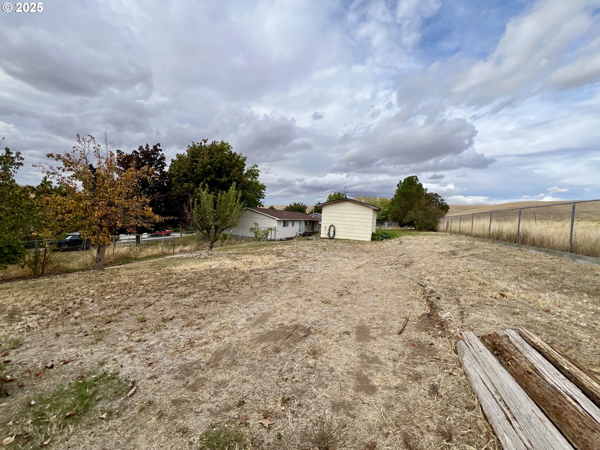 185 Rock Street Heppner, OR 97836 - Photo 5 of 25 a view of a dry yard with wooden fence
