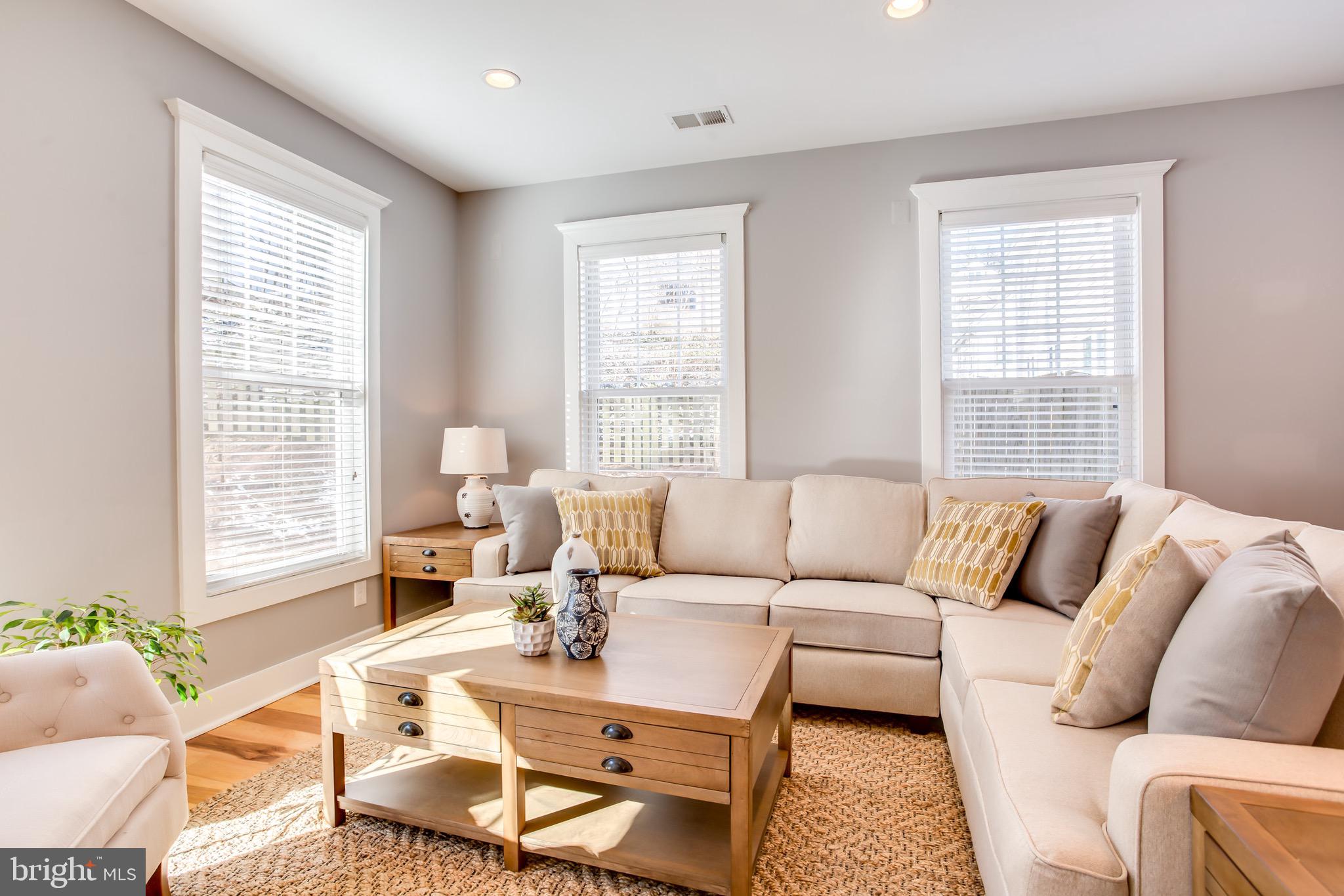 4124 21st Road North Arlington, VA 22207 - Photo 14 of 56 Spacious Family / Living Room
