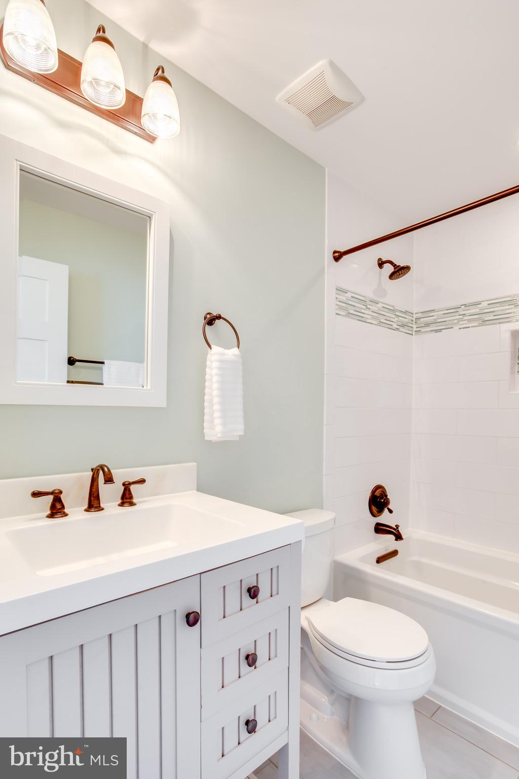 4124 21st Road North Arlington, VA 22207 - Photo 32 of 56 Upstairs Hall Bath