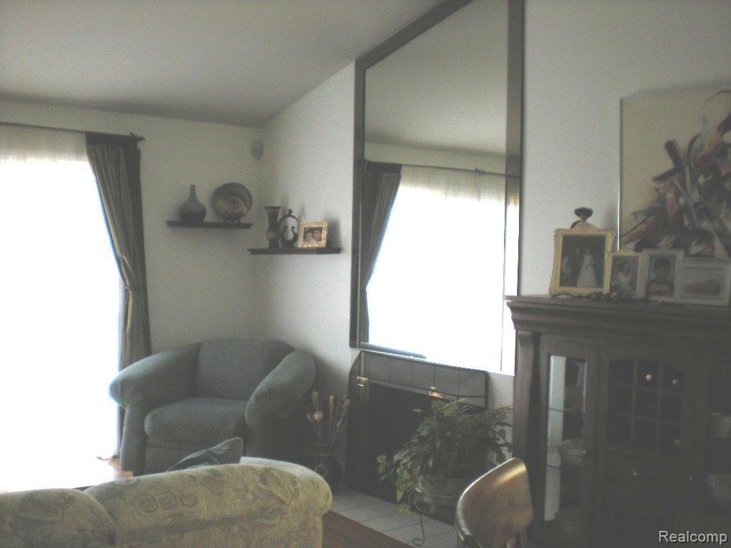 1661 Treeside Drive Rochester, MI 48307 - Photo 5 of 21 Living Area