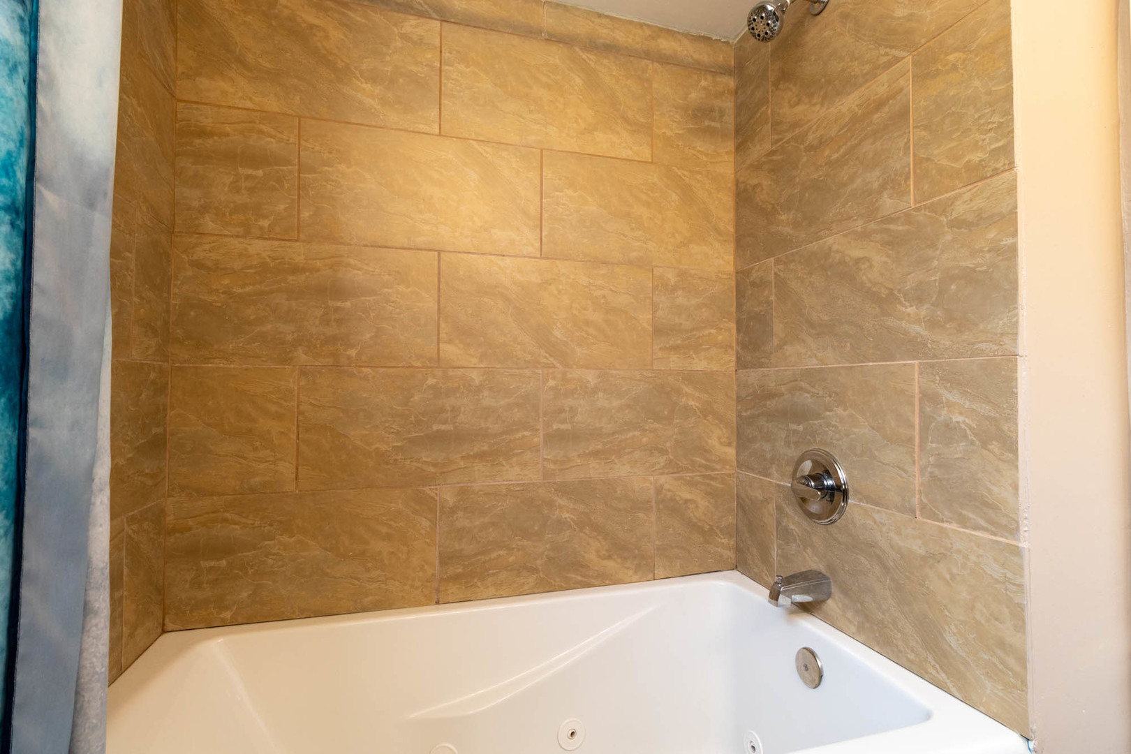 9951 South Perry Avenue Chicago, IL 60628 - Photo 9 of 27 a bathroom with a bathtub