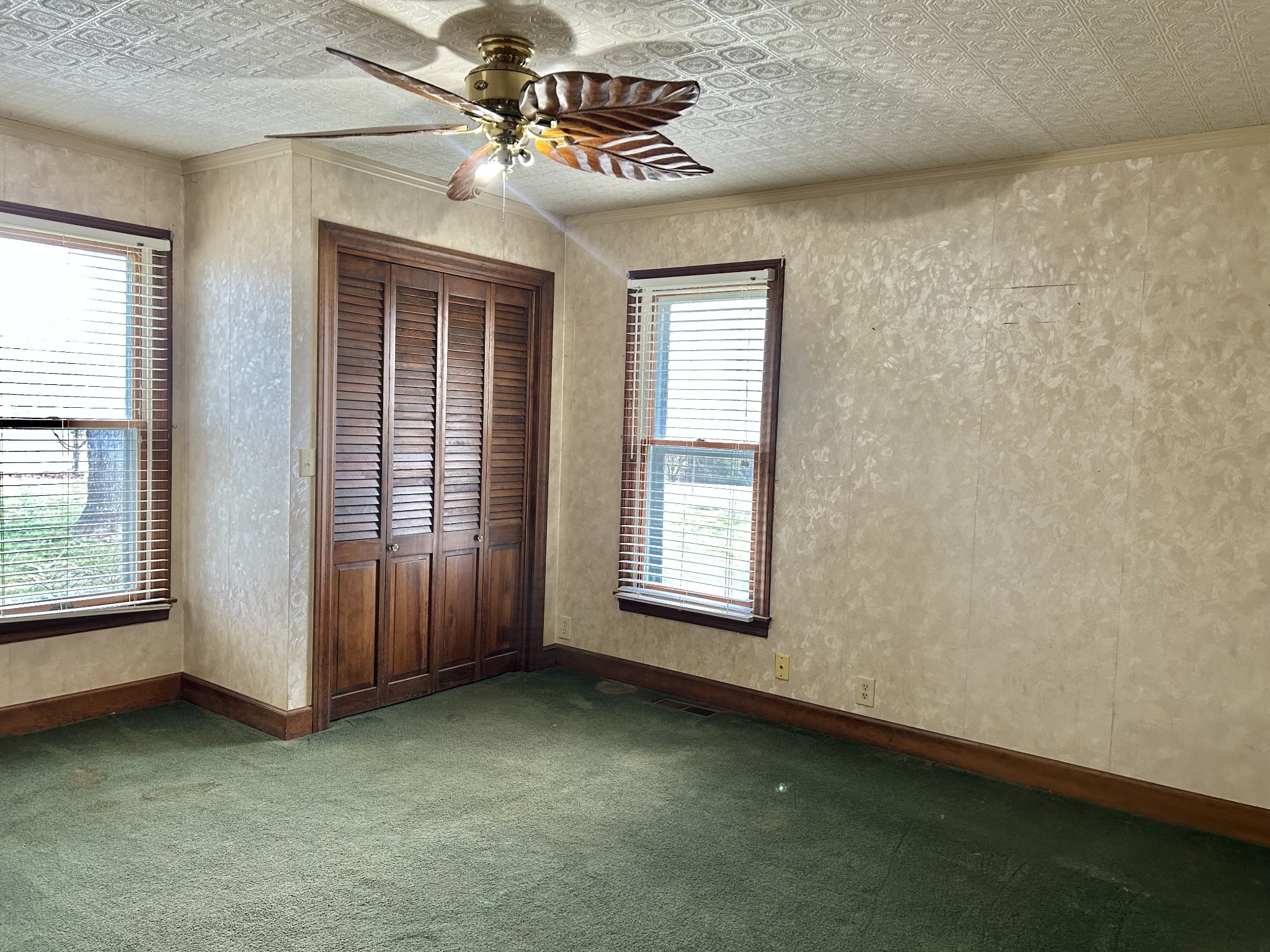 401 Hillcrest Road Manchester, TN 37355 - Photo 21 of 39 an empty room with a ceiling fan and window