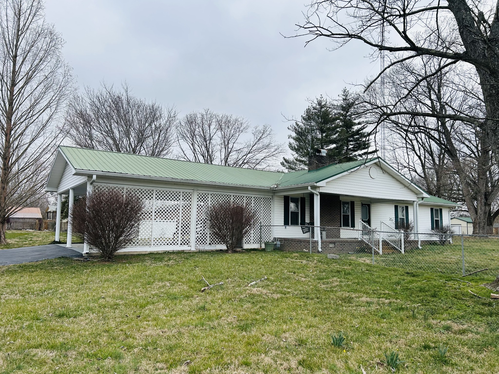 401 Hillcrest Road Manchester, TN 37355 - Photo 3 of 39 a front view of house with yard and green space