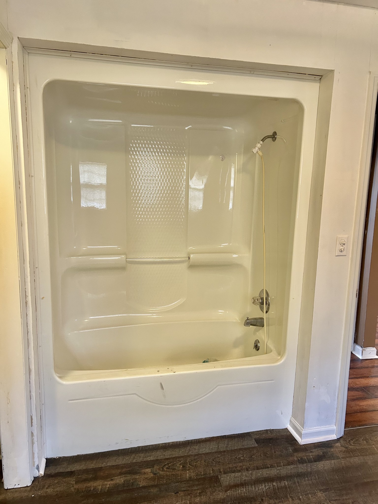 401 Hillcrest Road Manchester, TN 37355 - Photo 37 of 39 a bathroom with bathtub and shower