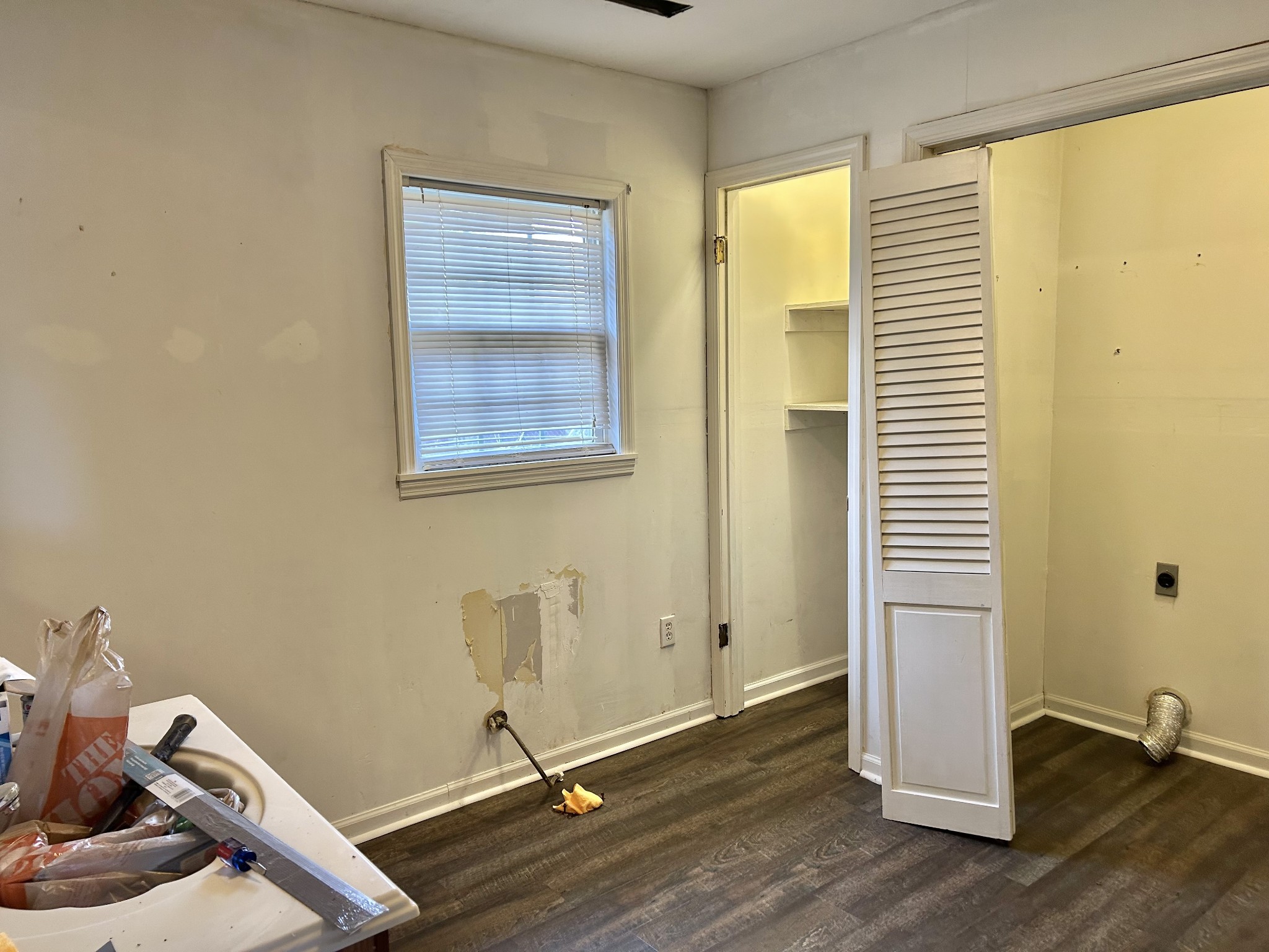 401 Hillcrest Road Manchester, TN 37355 - Photo 38 of 39 a view of a room with wooden floor and closet