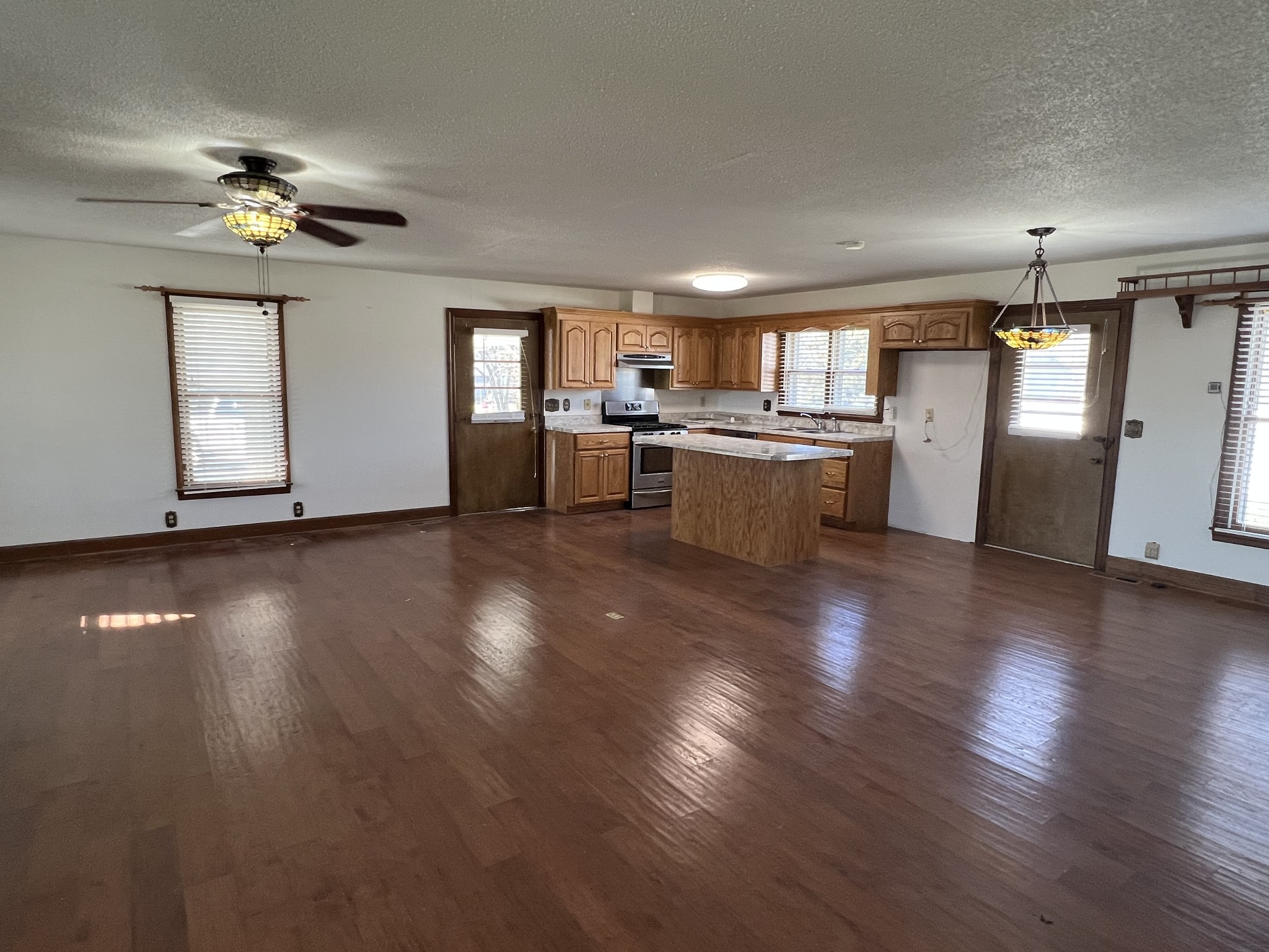 401 Hillcrest Road Manchester, TN 37355 - Photo 4 of 16 a view of a livingroom with furniture wooden floor and chandelier