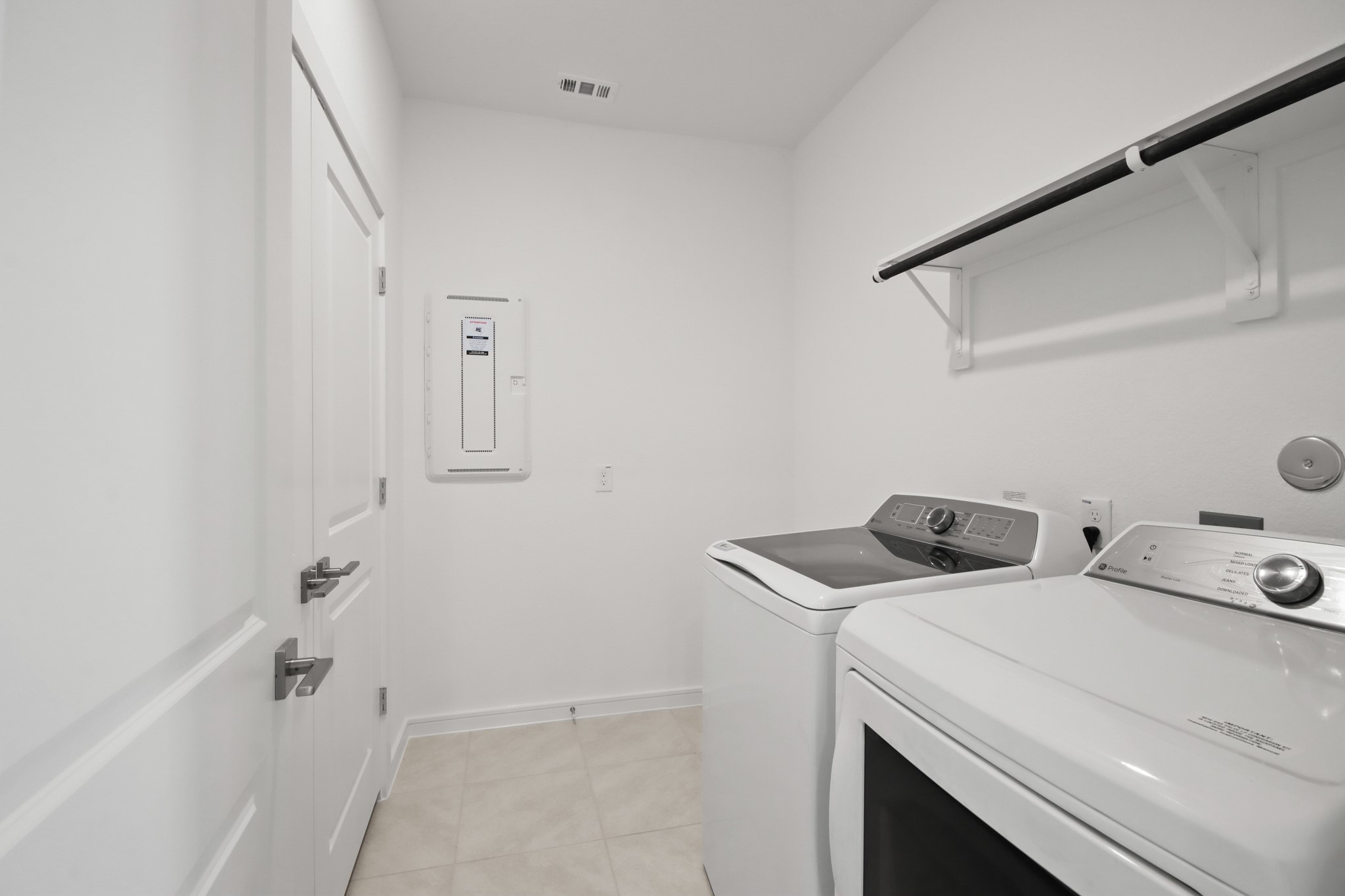 7914 Jasper Mdws Way Angleton, TX 77515 - Photo 18 of 26 a utility room with dryer and washer