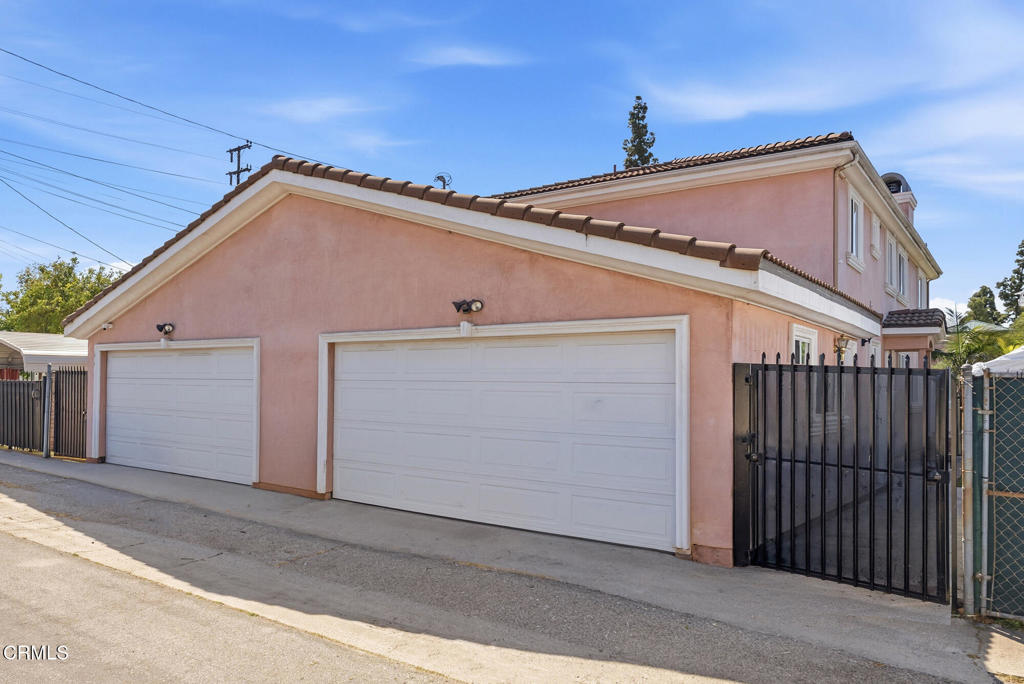 2546 Commerce Way Commerce, CA 90040 - Photo 49 of 53 a view of a garage