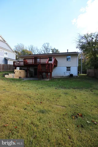 a view of a house with backyard