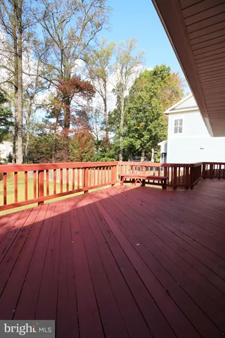 a view of entryway with a yard