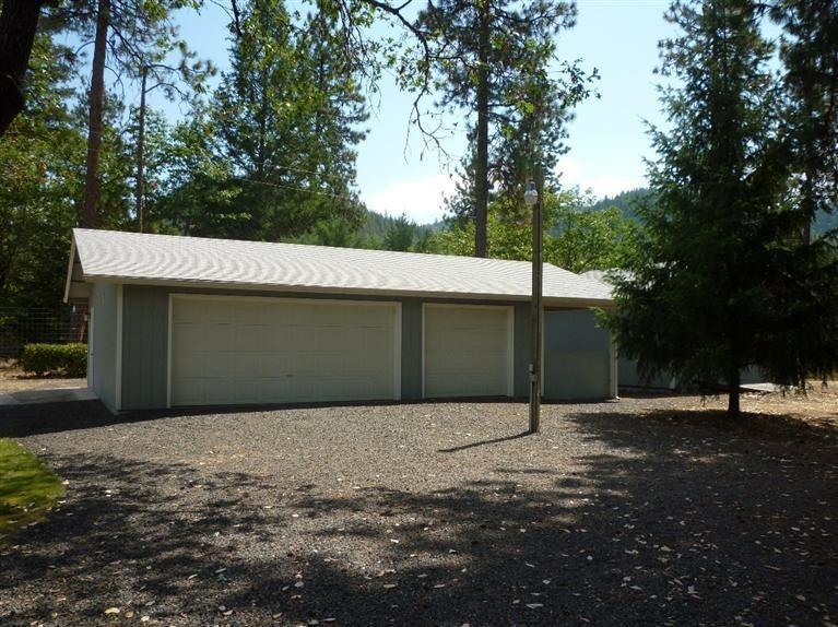 2695 Old Ferry Road Shady Cove, OR 97539 - Photo 8 of 31 Three Car garage with light pole