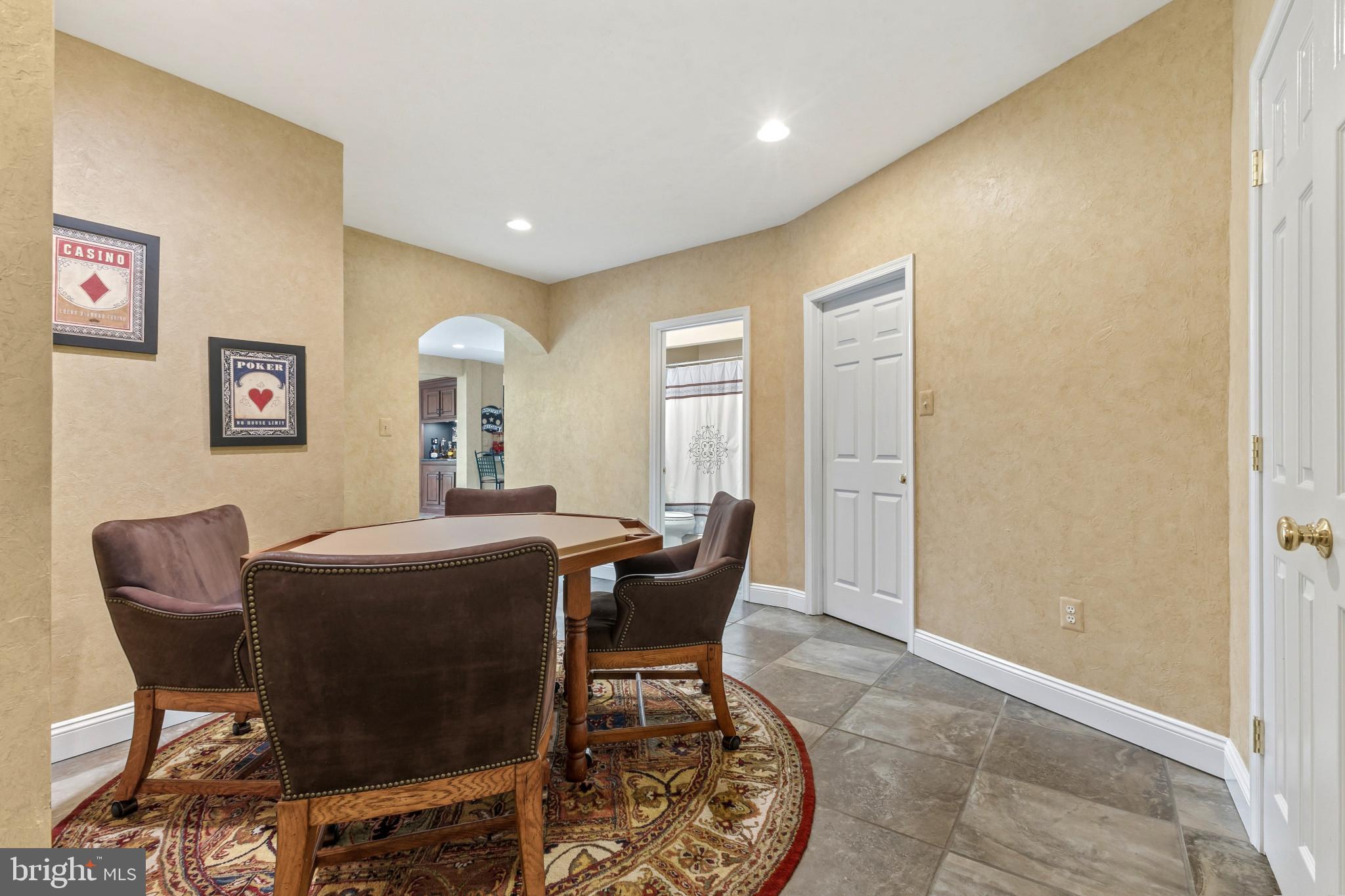 15006 Ransom Oaks Court Gainesville, VA 20155 - Photo 26 of 57 Inviting space with warm tones.