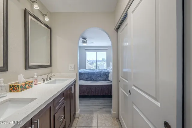 a en suite bathroom with a sink and a mirror