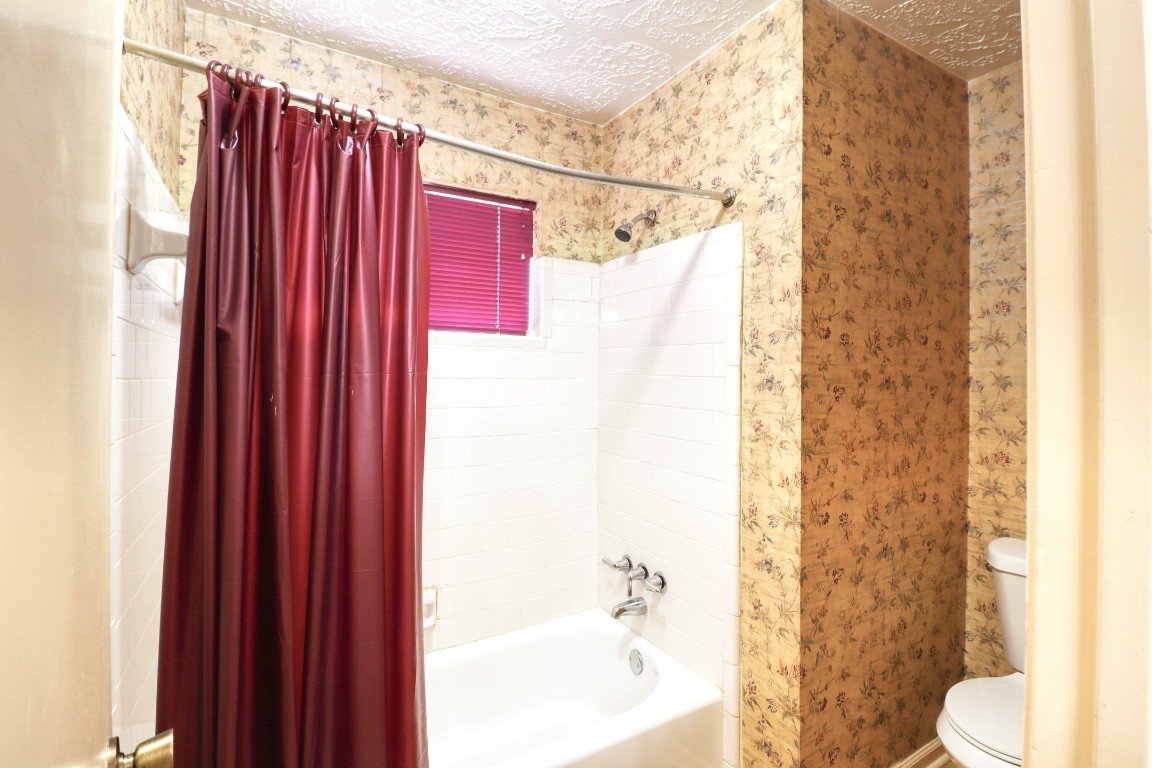 3446 Cheaney Drive Houston, TX 77066 - Photo 38 of 49 a bathroom with a shower curtain and a curtain