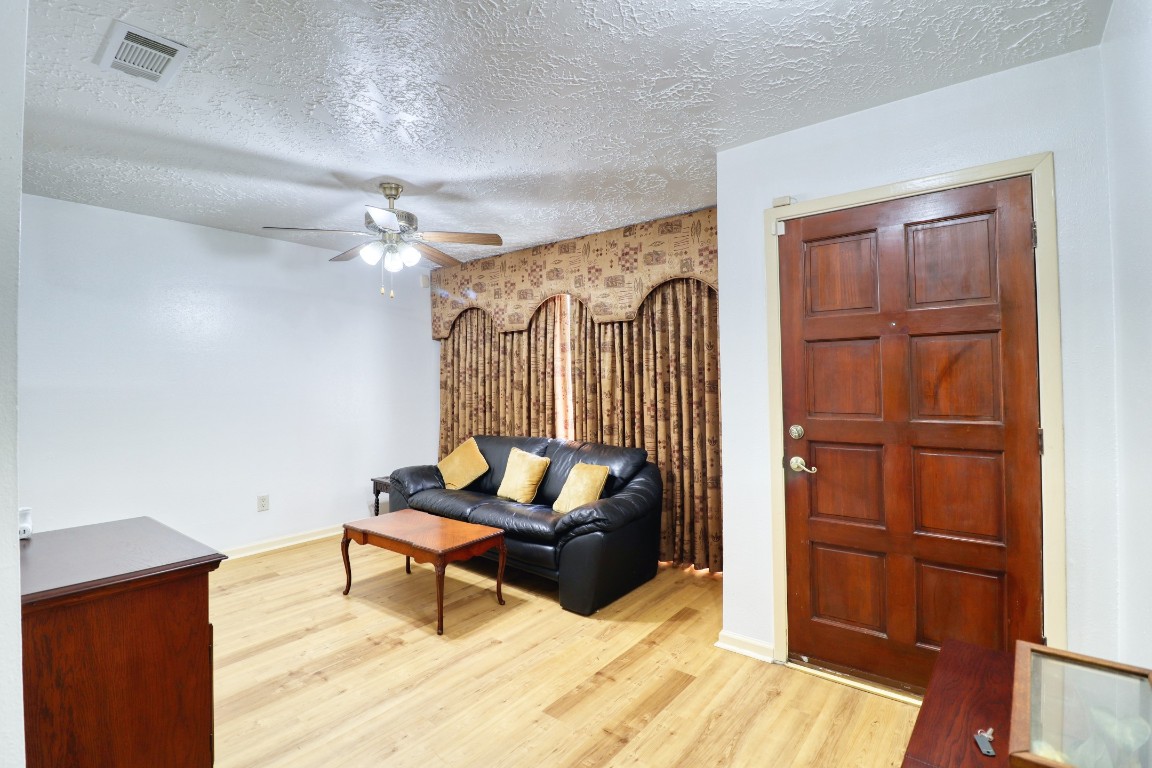 3446 Cheaney Drive Houston, TX 77066 - Photo 5 of 49