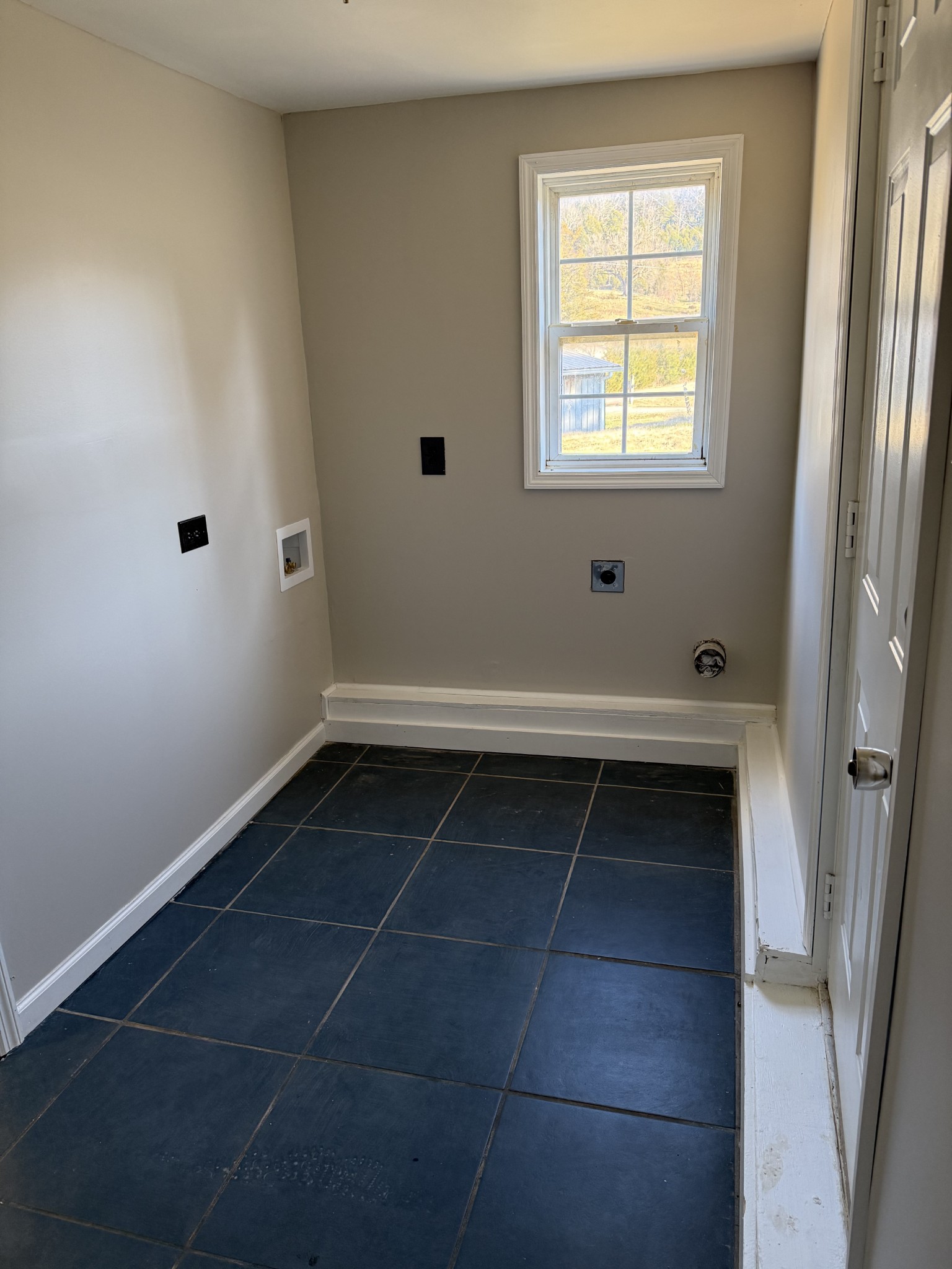 98 Ballenger Road Carthage, TN 37030 - Photo 14 of 23 a bathroom with a bathtub and a window