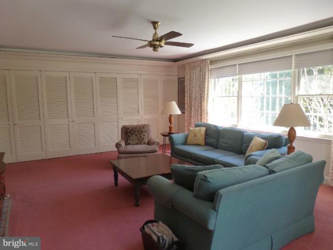 118 Witherspoon Road Baltimore, MD 21212 - Photo 30 of 30 Family Room with lots of light, huge closets