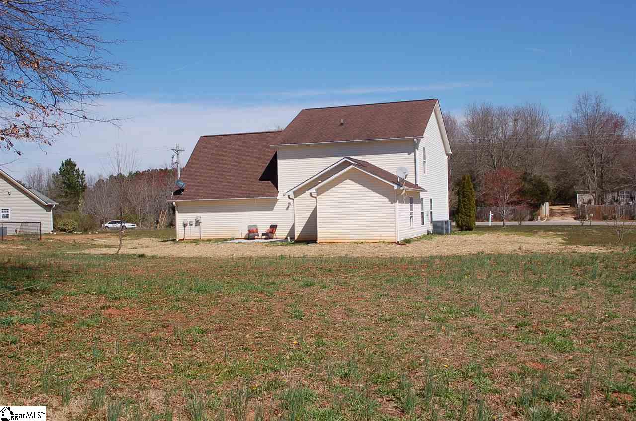 390 Gibbs Road Wellford, SC 29385 - Photo 3 of 31 Gallery Image 3