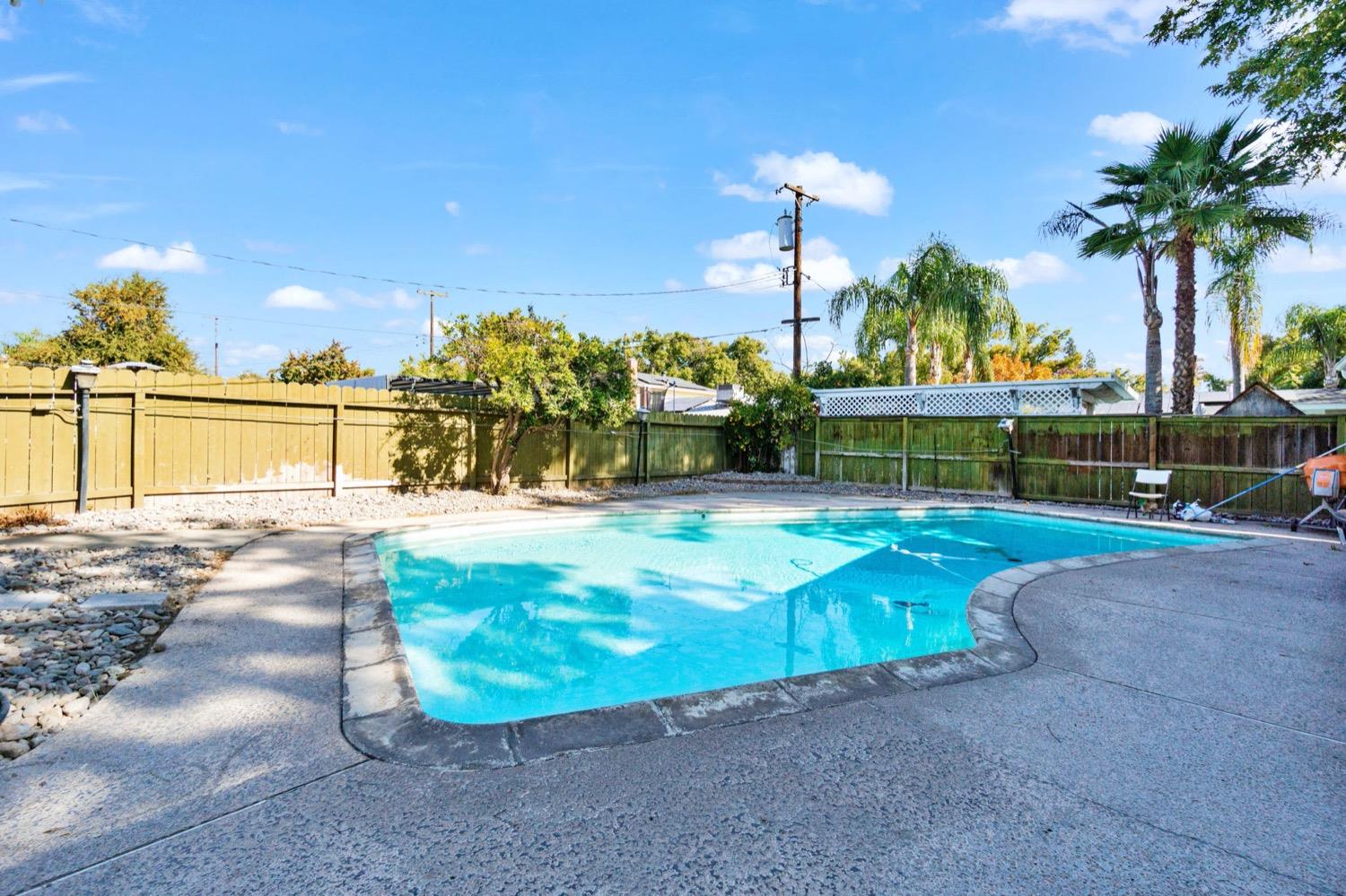 5654 North 7th Street Fresno, CA 93710 - Photo 32 of 38 a view of a backyard